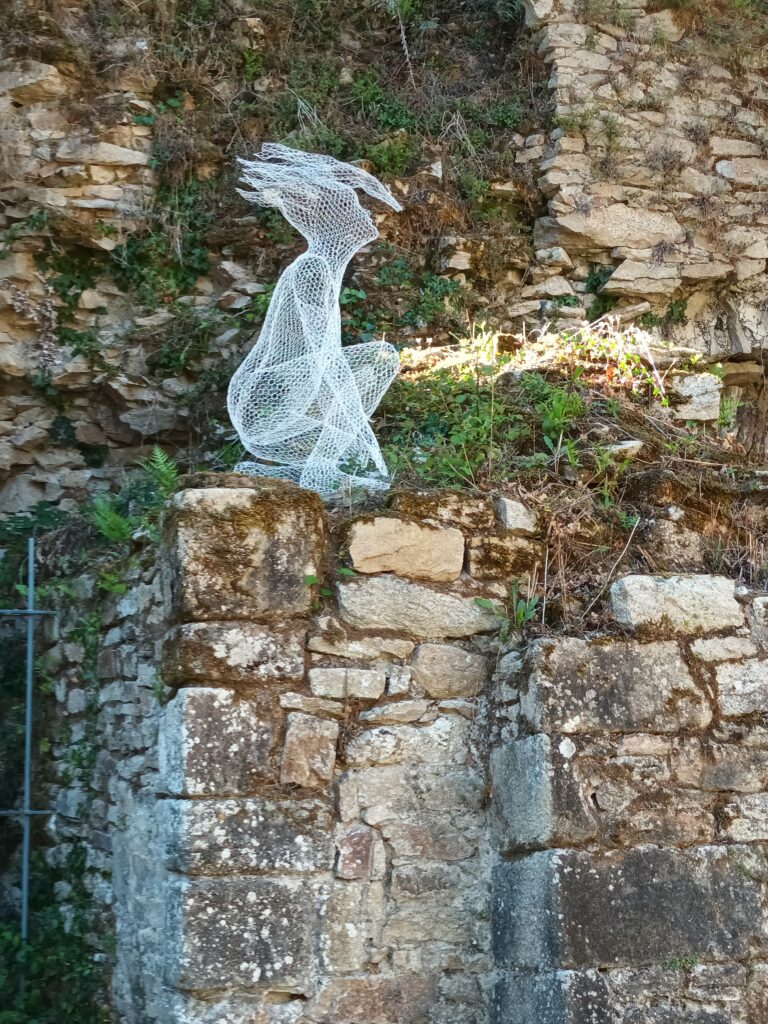 Exposition "Labyrinthes" de l'artiste Daniela Capaccioli lors de ma visite avec mon chien au Château de Ranrouët à Herbignac