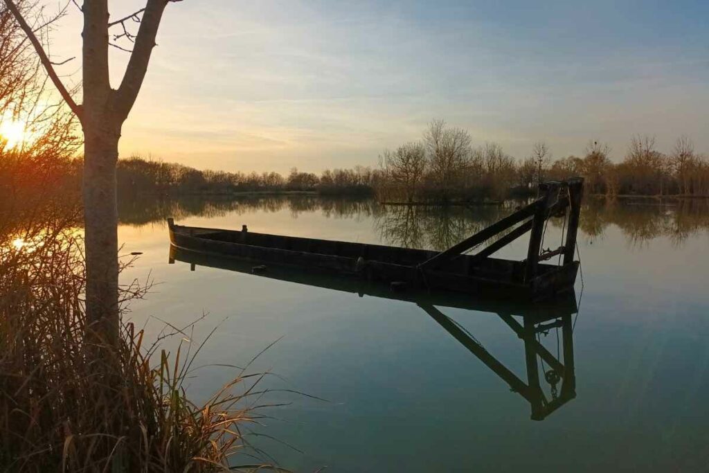 bateau dévaseur sur le plan d'eau de la côte à Cordemais en Loire-atlantique