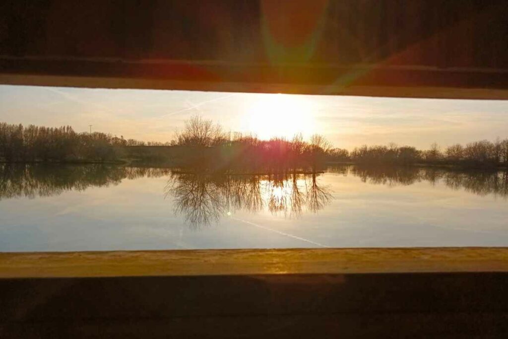 vue sur le plan d'eau de la côte à Cordemais de l'observatoire ornithologique