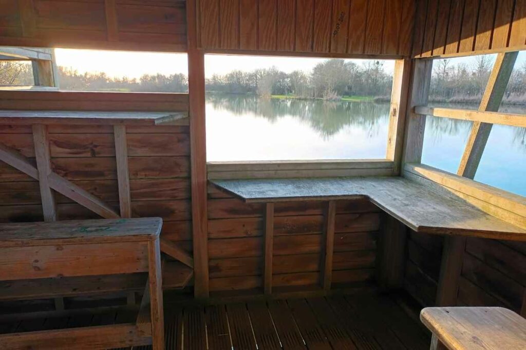 intérieur de l'observatoire ornithologique en bois au plan d'eau de cordemais en Loire-atlantique