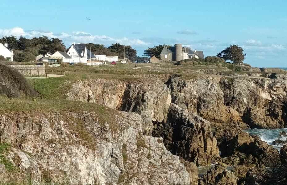 Balades & Randonnées avec son chien : vue des rochers et falaises ainsi que du sentier de la côte sauvage du Pouliguen
