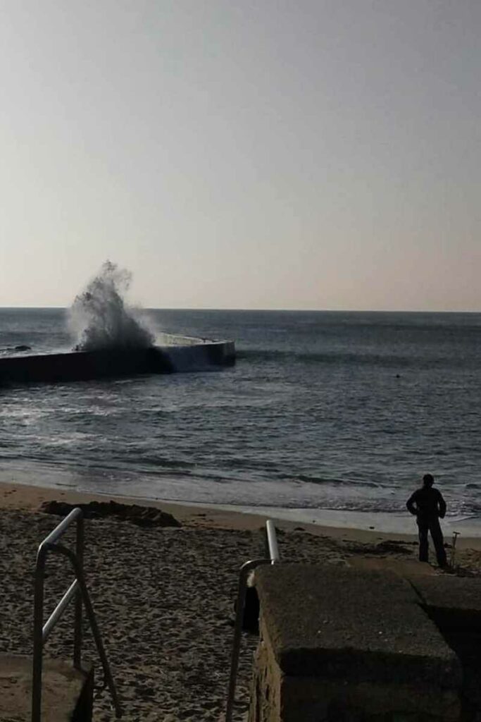 Balades & Randonnées avec son chien : vague s'écrasant et surmontant la digue à batz sur mer