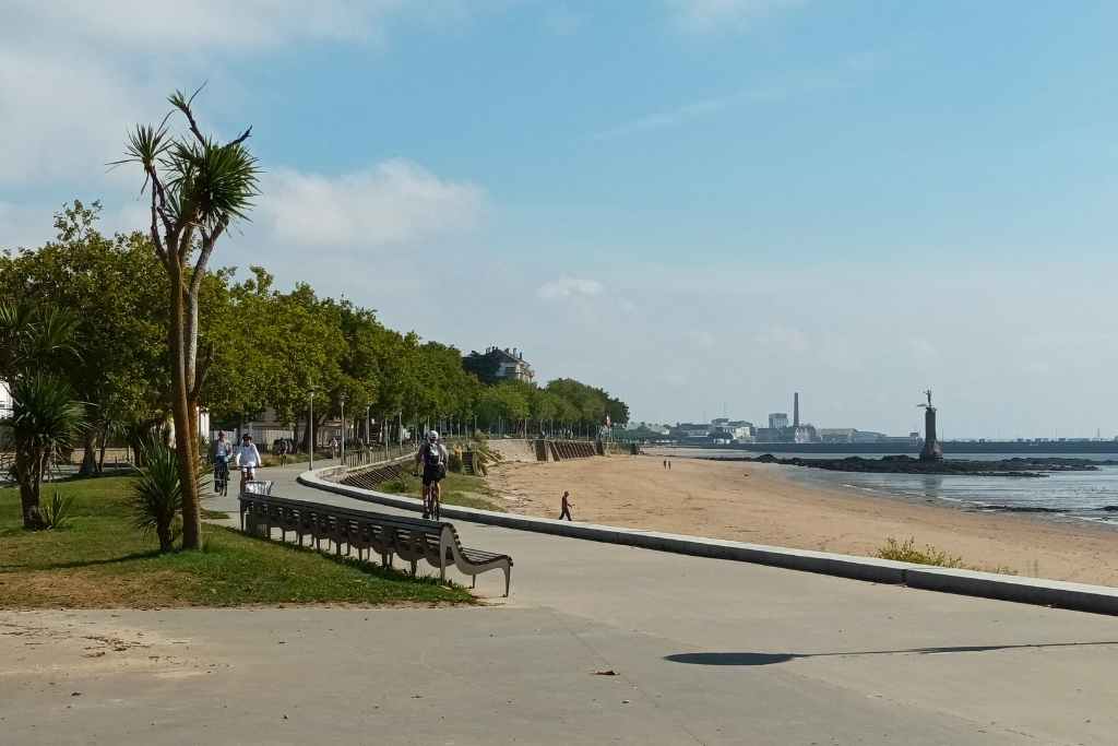 Plages de Loire-Atlantique avec son chien : vue sur le remblai et la grande plage de Saint-Nazaire autorisée aux chiens en Loire-Atlantique
