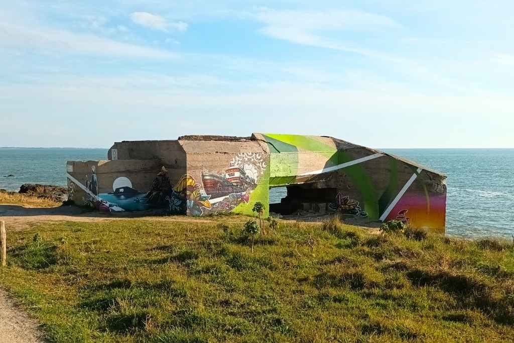 Patrimoine & Sites Culturels avec son chien : Blockhaus avec des tableaux de street art colorés sur le sentier côtier GR34 de Pornichet