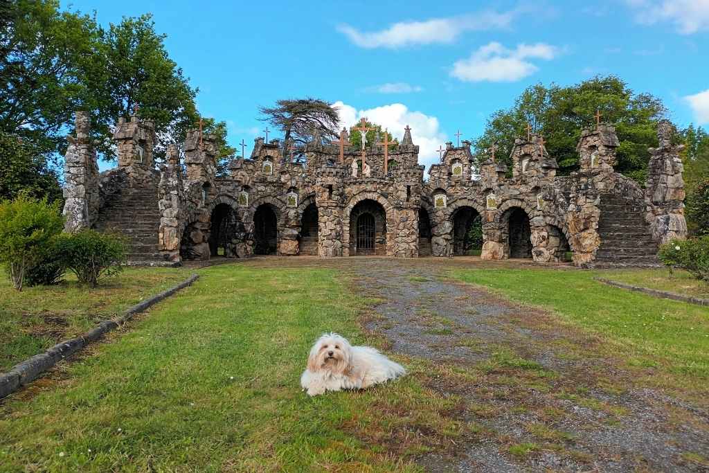 Patrimoine & Sites Culturels avec son chien : bichon havanais allongé devant le calvaire de la Fuie à Frossay.