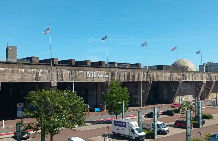 Patrimoine & Sites Culturels avec son chien : vue sur la base sous marine de Saint-Nazaire en Loire-Atlantique