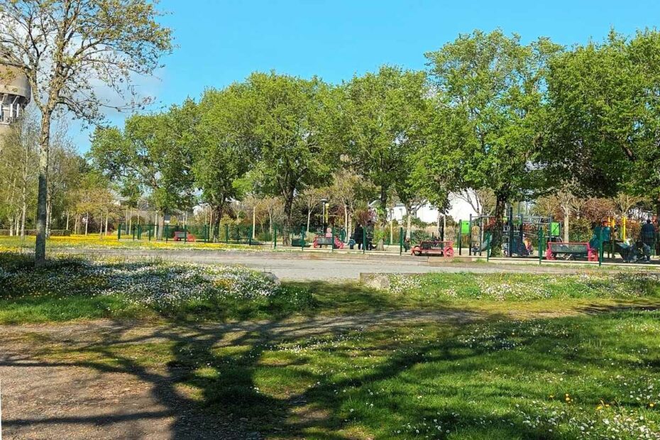 Parcs et Jardins avec son chien : aire de jeux de la Coulée verte, balade avec chien