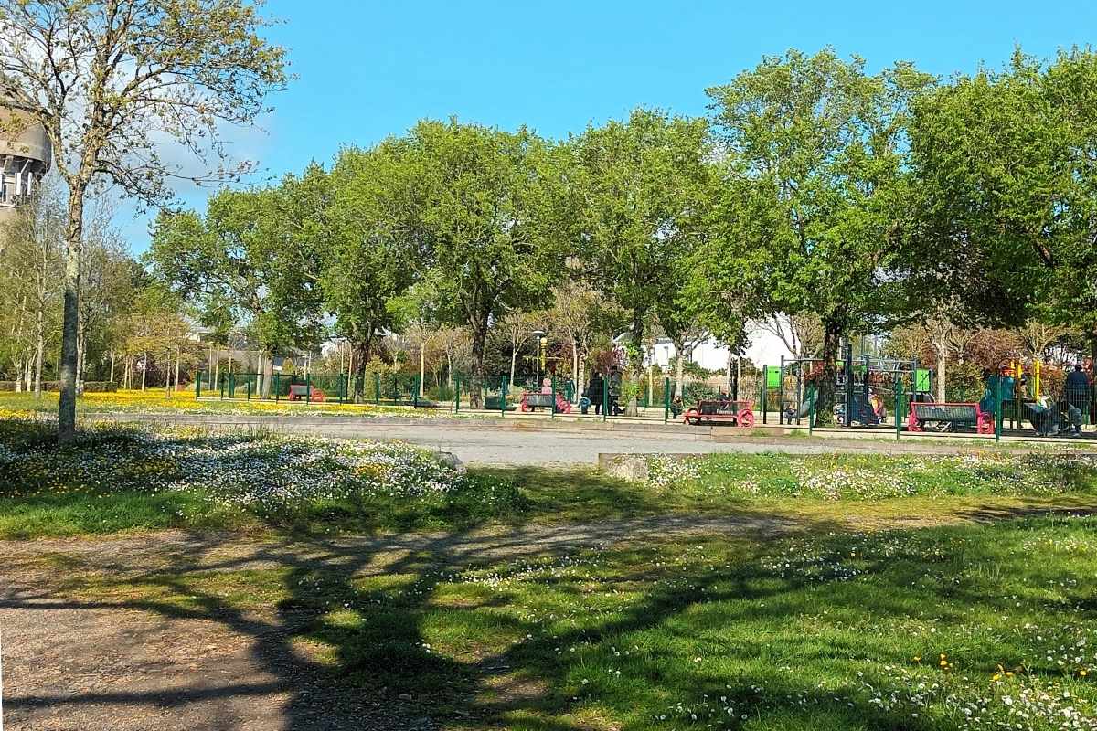 Parcs et Jardins avec son chien : aire de jeux de la Coulée verte, balade avec chien