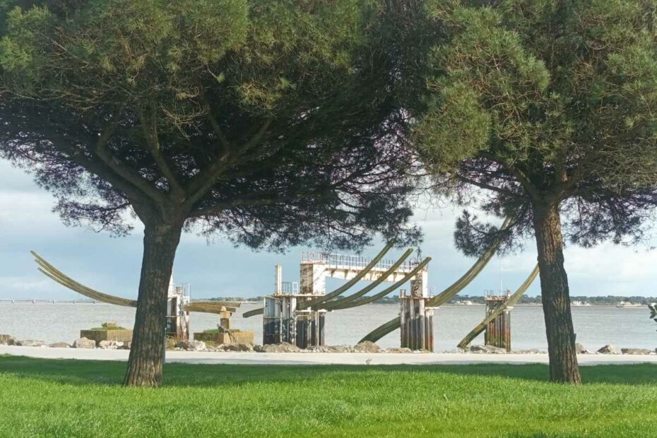 Parcs et Jardins avec son chien : arrivée face au monument de l'abolition de l'esclavage au parc rive estuaire en balade chien