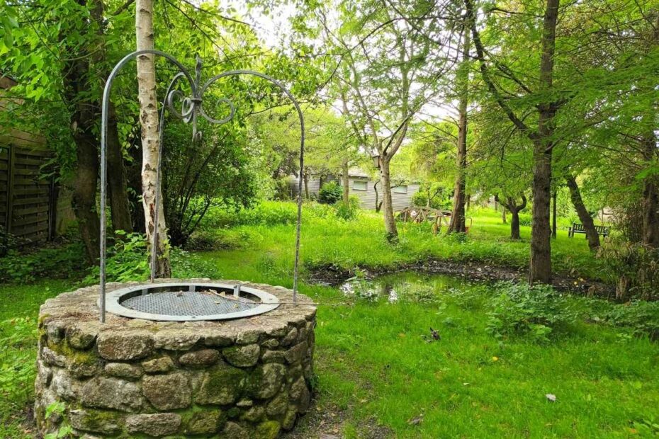 Parcs et Jardins avec son chien : Visite avec son chien du jardin Stéphane Jan avec puits, mare, pont et petite maison au Croisic
