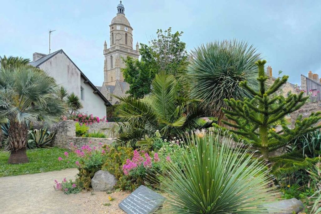 Parcs et Jardins avec son chien : Balade avec son chien au passage de la Ladure au Croisic avec vue sur le jardin et l’église du Croisic