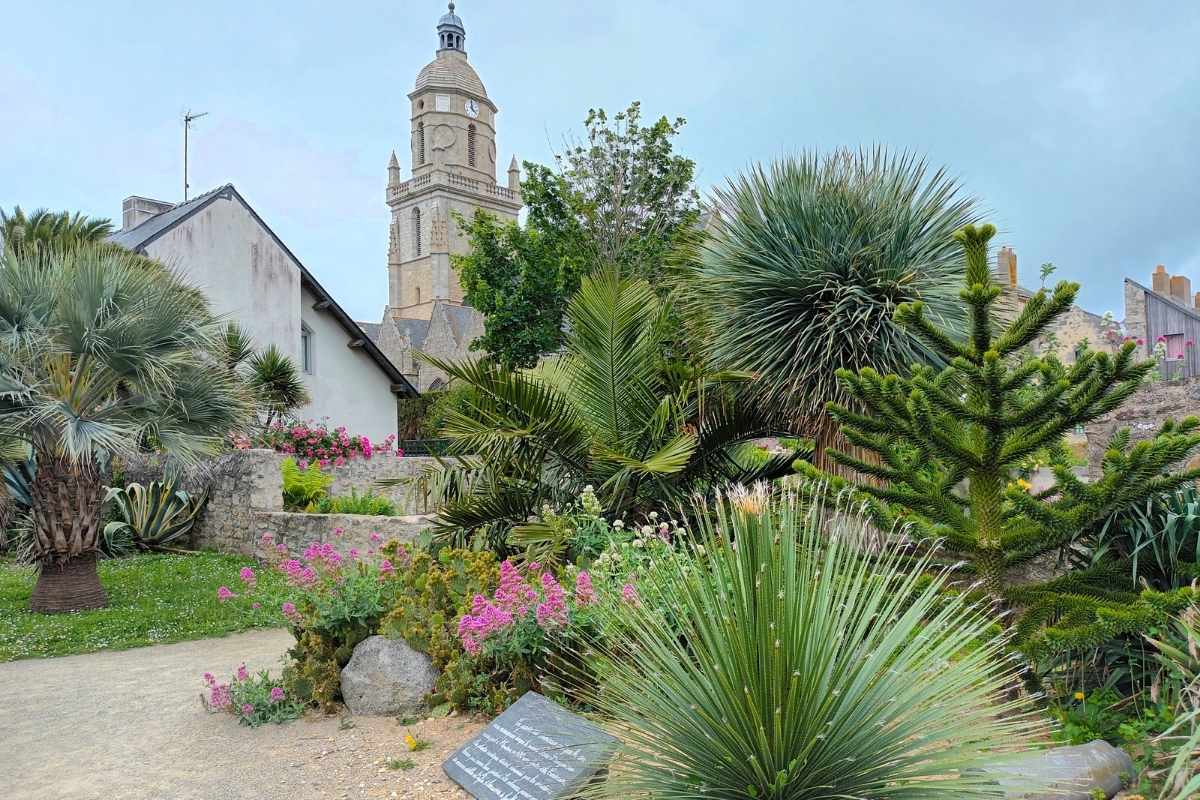 Parcs et Jardins avec son chien : Balade avec son chien au passage de la Ladure au Croisic avec vue sur le jardin et l’église
