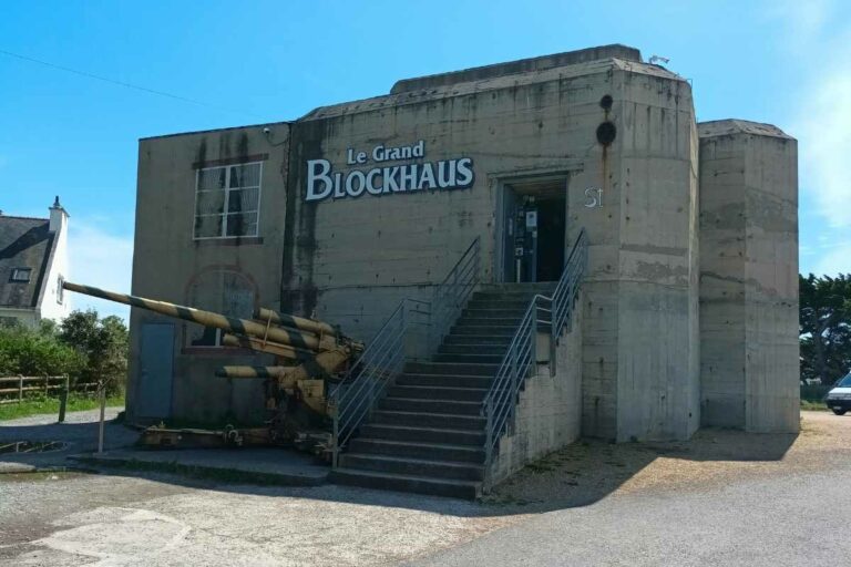 Entrée du Grand Blockhaus à Batz sur Mer où les chiens sont les bienvenus dans ce musée