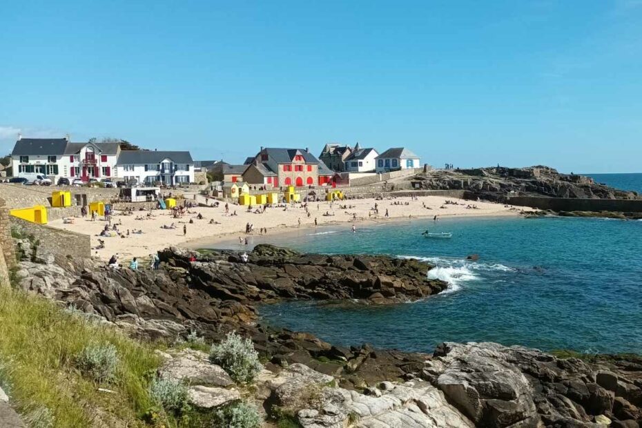 Vue sur la plage Saint Michel et de ses petites cabanes jaune lors d'une balade chien à Batz sur Mer