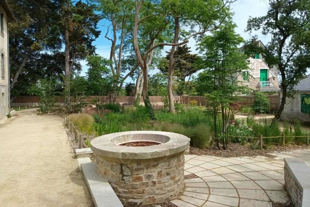 Puits et jardin du parc Jean-et-Soizick-Fréour à Batz-sur-Mer