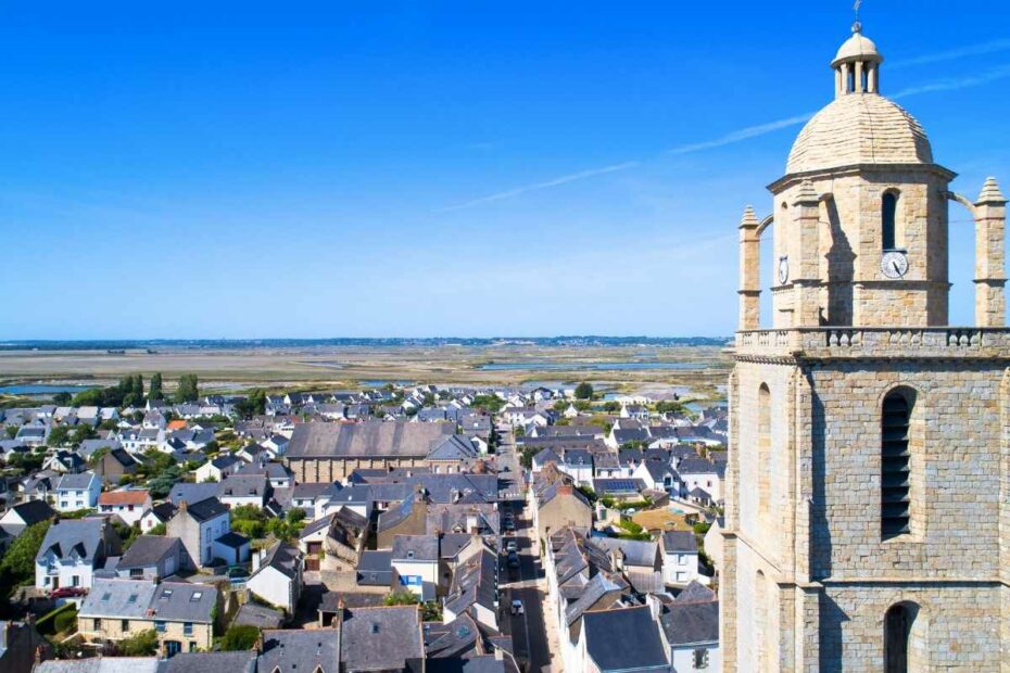 Vue générale d'un drone sur la tour de Saint-Guénolé, la ville et les marais salants de Batz sur Mer