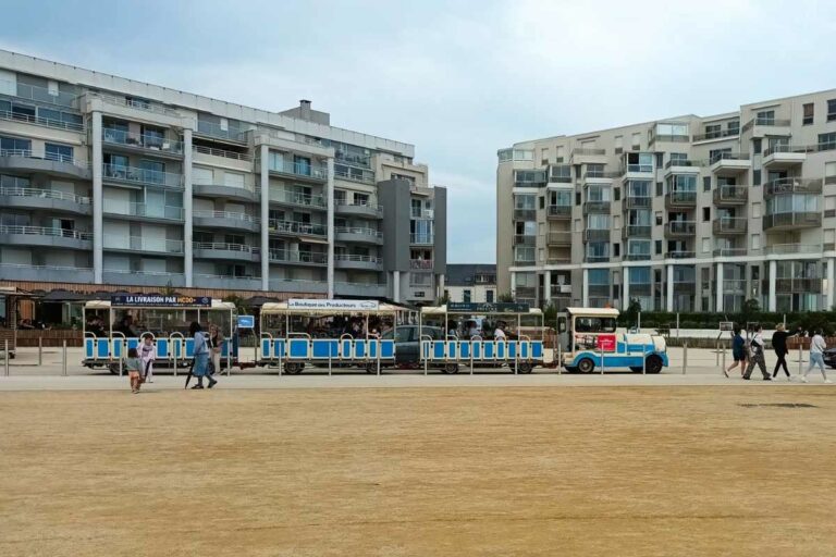 Petit train touristique La Baule Pornichet circulant sur le remblai avec accès autorisé aux chiens