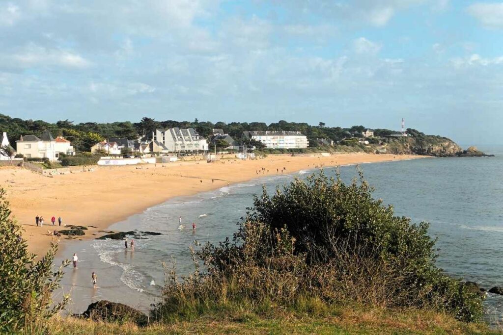 plage de Sainte-Marguerite à Pornichet avec chien et promeneurs près de la pointe du Congrigoux