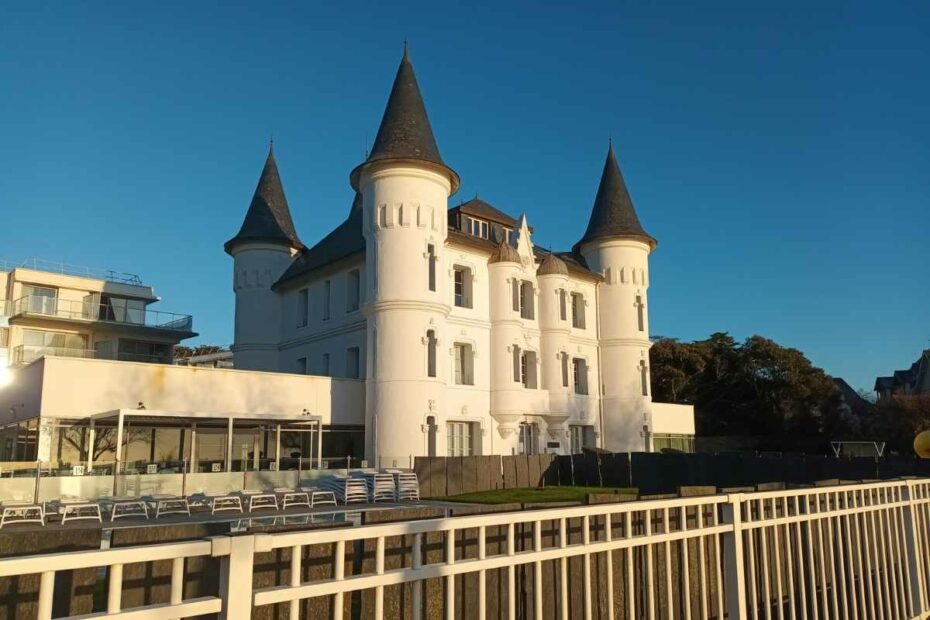 Hôtel Château des Tourelles à Pornichet acceptant les chiens face à la plage de Bonne Source et à l’océan Atlantique