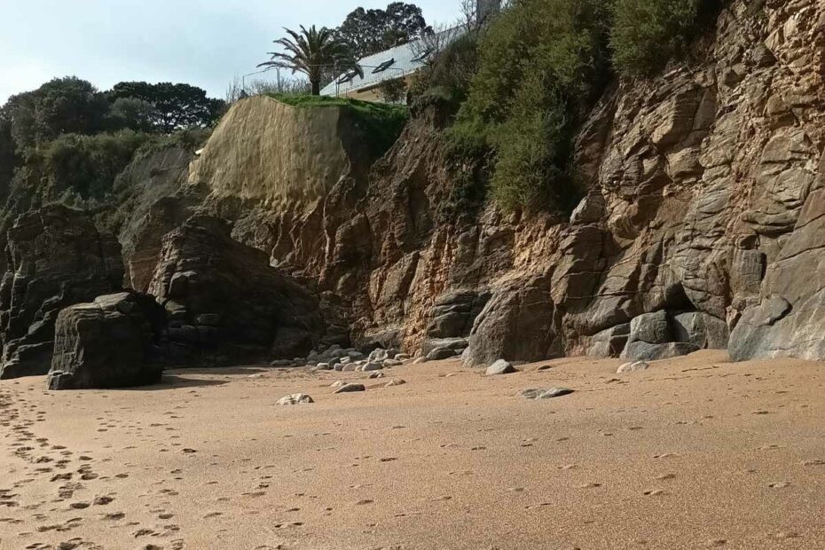 vue sur le sable et la falaise de la plagede l'ève lors d'une balade chien à Saint-Nazaire