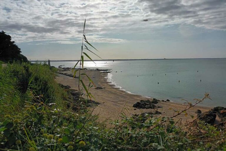 plage de Ker Villès à Saint-Nazaire avec vue sur le sable et la mer du sentier côtier