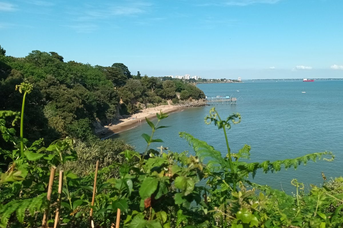Vue panoramique sur la plage de Trébézy depuis le sentier côtier du GR34 à Saint-Nazaire