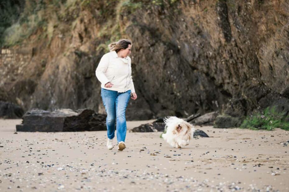 Sonia et son bichon havanais Zitou lors d'une séance photo